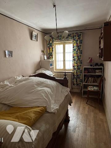 Maison de village à rénover avec jardin et dépendances.