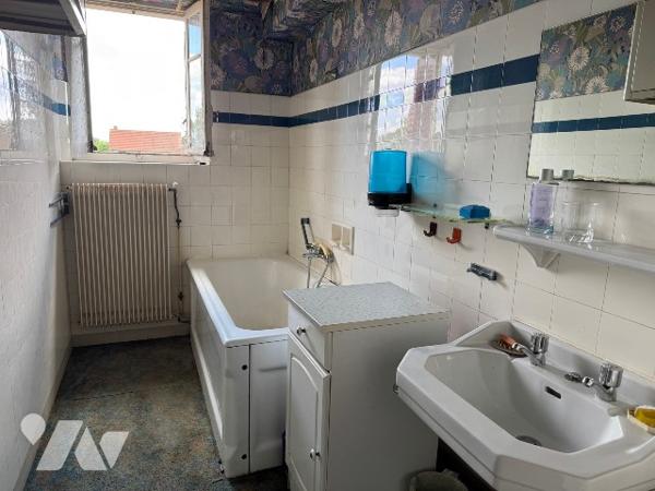 Maison de village à rénover avec jardin et dépendances.