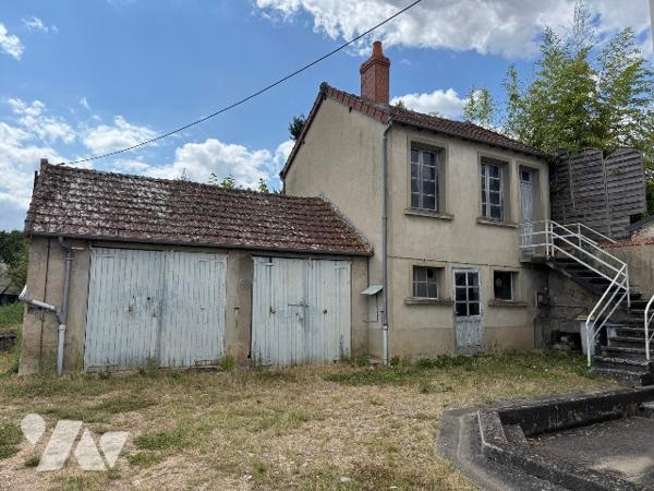 Maison de village à rénover avec jardin et dépendances.
