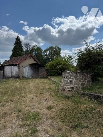 Maison de village à rénover avec jardin et dépendances.
