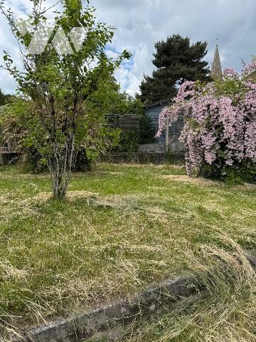Maison de village à rénover avec jardin et dépendances.