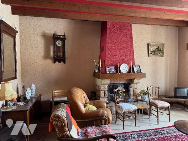 Maison de village à rénover avec jardin et dépendances.