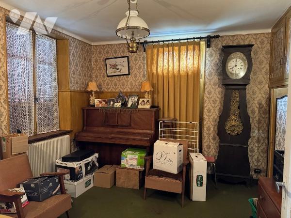 Maison de village à rénover avec jardin et dépendances.