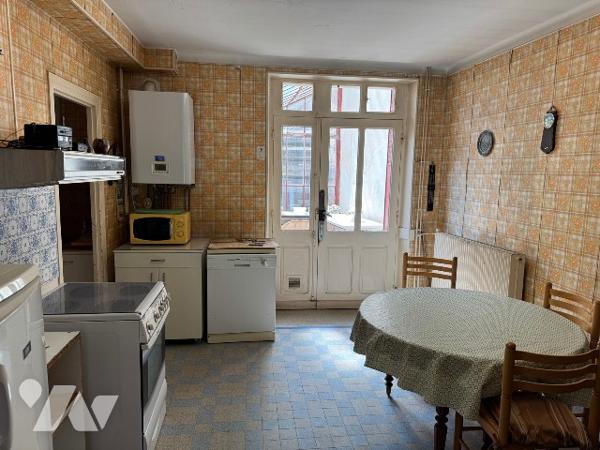 Maison de village à rénover avec jardin et dépendances.