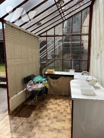 Maison de village à rénover avec jardin et dépendances.