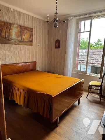 Maison de village à rénover avec jardin et dépendances.