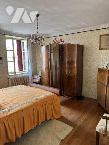 Maison de village à rénover avec jardin et dépendances.