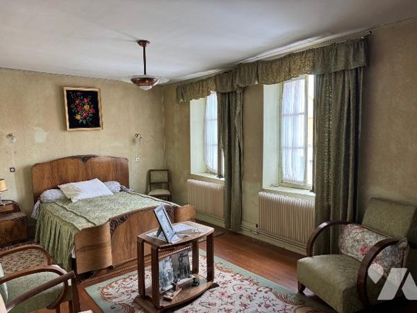 Maison de village à rénover avec jardin et dépendances.