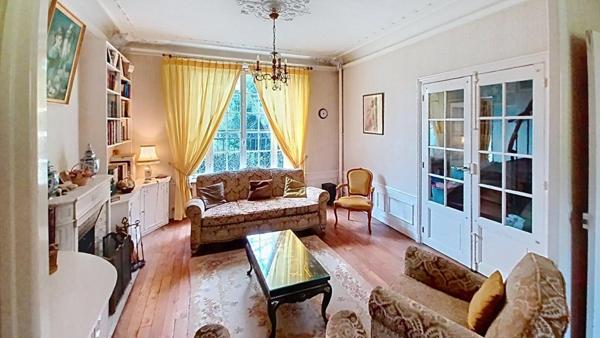 Charmante Meulière de 7 pièces, offrant un cachet authentique et de beau volumes.