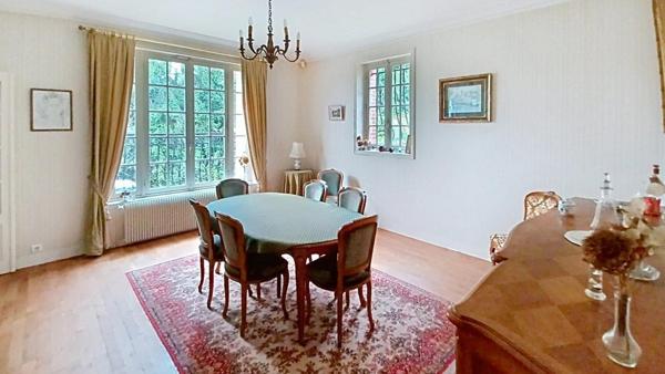 Charmante Meulière de 7 pièces, offrant un cachet authentique et de beau volumes.