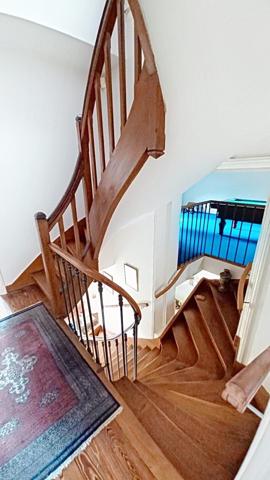 Charmante Meulière de 7 pièces, offrant un cachet authentique et de beau volumes.