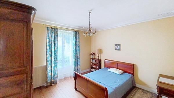 Charmante Meulière de 7 pièces, offrant un cachet authentique et de beau volumes.