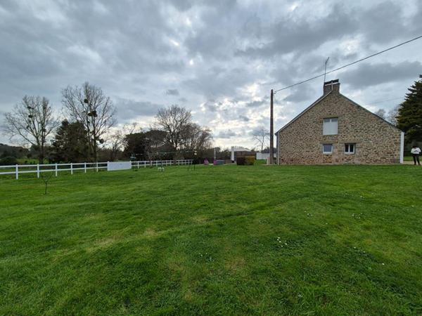 BELLE PROPRIETE EQUESTRE DE 4 HECTARES AVEC UNE CHARMANTE LONGERE TOTALEMENT RENOVEE (186 m2) dans le Morbihan ?. (15 min de Lorient)Propriété equestre Caudan 6 pièce(s) 187 m2