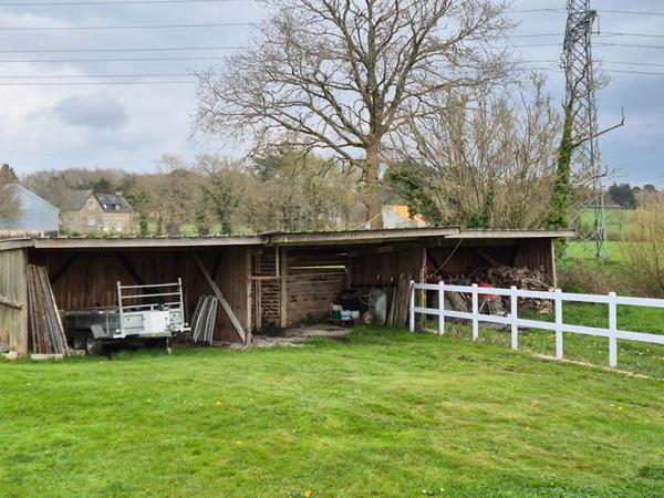 BELLE PROPRIETE EQUESTRE DE 4 HECTARES AVEC UNE CHARMANTE LONGERE TOTALEMENT RENOVEE (186 m2) dans le Morbihan ?. (15 min de Lorient)Propriété equestre Caudan 6 pièce(s) 187 m2