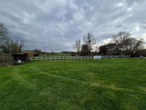 BELLE PROPRIETE EQUESTRE DE 4 HECTARES AVEC UNE CHARMANTE LONGERE TOTALEMENT RENOVEE (186 m2) dans le Morbihan ?. (15 min de Lorient)Propriété equestre Caudan 6 pièce(s) 187 m2