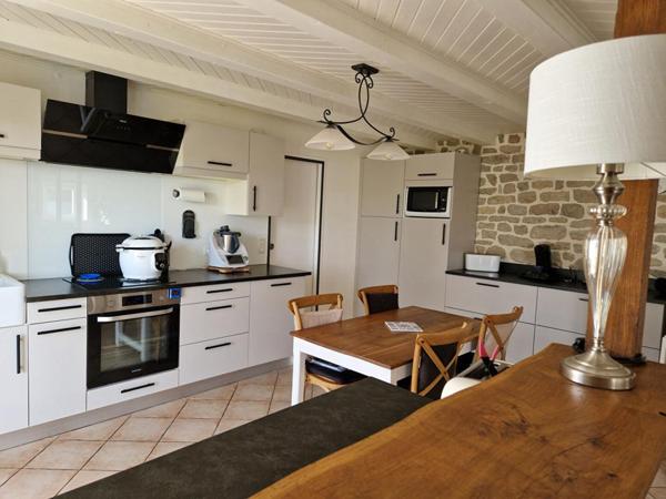 BELLE PROPRIETE EQUESTRE DE 4 HECTARES AVEC UNE CHARMANTE LONGERE TOTALEMENT RENOVEE (186 m2) dans le Morbihan ?. (15 min de Lorient)Propriété equestre Caudan 6 pièce(s) 187 m2