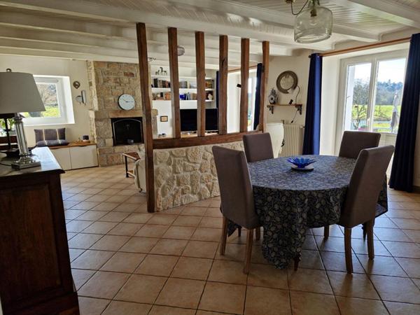 BELLE PROPRIETE EQUESTRE DE 4 HECTARES AVEC UNE CHARMANTE LONGERE TOTALEMENT RENOVEE (186 m2) dans le Morbihan ?. (15 min de Lorient)Propriété equestre Caudan 6 pièce(s) 187 m2