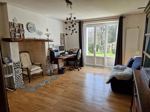 BELLE PROPRIETE EQUESTRE DE 4 HECTARES AVEC UNE CHARMANTE LONGERE TOTALEMENT RENOVEE (186 m2) dans le Morbihan ?. (15 min de Lorient)Propriété equestre Caudan 6 pièce(s) 187 m2