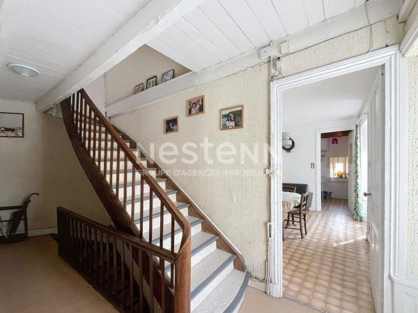 EXCLUSIVITE ! Immeuble en pierre a renover avec local commercial dans le centre de Tence