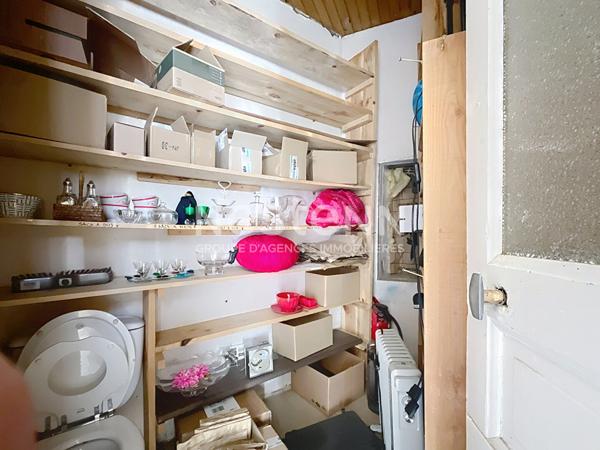 EXCLUSIVITE ! Immeuble en pierre a renover avec local commercial dans le centre de Tence