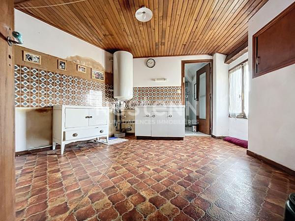 EXCLUSIVITE ! Immeuble en pierre a renover avec local commercial dans le centre de Tence