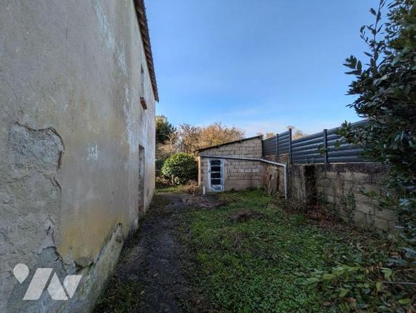 Quimperlé, maison individuelle à rénover entièrement, composée comme suit: 
- Rez-de-chaussée:...