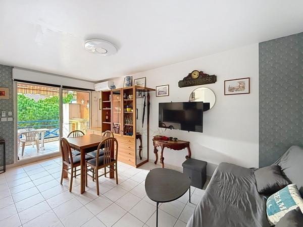 PORT-FREJUS T2 EN DERNIER ETAGE AVEC TERRASSE