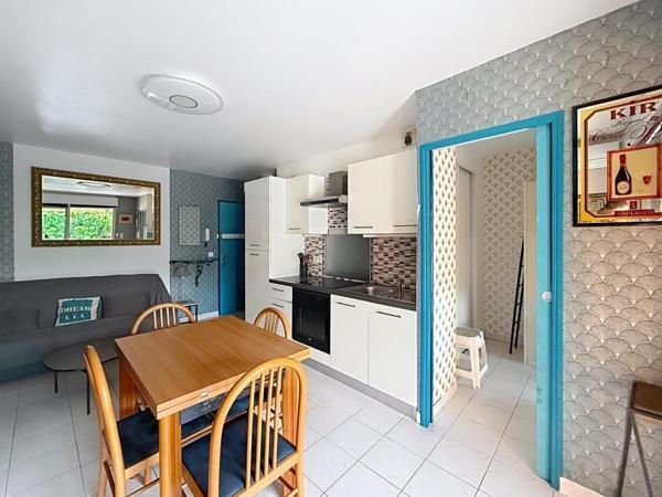 PORT-FREJUS T2 EN DERNIER ETAGE AVEC TERRASSE