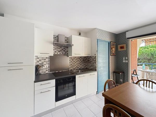 PORT-FREJUS T2 EN DERNIER ETAGE AVEC TERRASSE