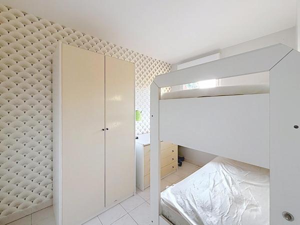 PORT-FREJUS T2 EN DERNIER ETAGE AVEC TERRASSE