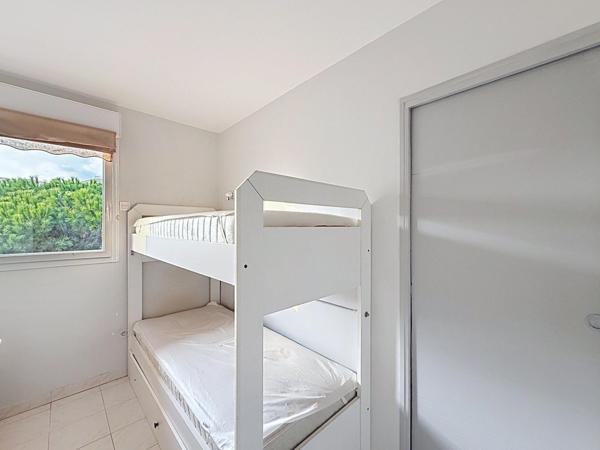 PORT-FREJUS T2 EN DERNIER ETAGE AVEC TERRASSE