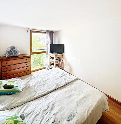 Loft lumineux avec terrasse, volumes exceptionnels et fort potentiel dans un quartier en pleine mutation.