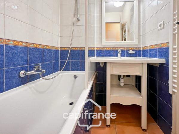 PONT ROYAL EN PROVENCE APPARTEMENT DE 27 M2 VUE LUBERON UNE CHAMBRE MEUBLE EQUIPE