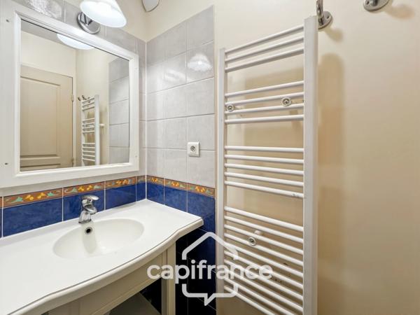 PONT ROYAL EN PROVENCE APPARTEMENT DE 27 M2 VUE LUBERON UNE CHAMBRE MEUBLE EQUIPE