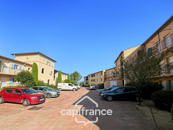 PONT ROYAL EN PROVENCE APPARTEMENT DE 27 M2 VUE LUBERON UNE CHAMBRE MEUBLE EQUIPE