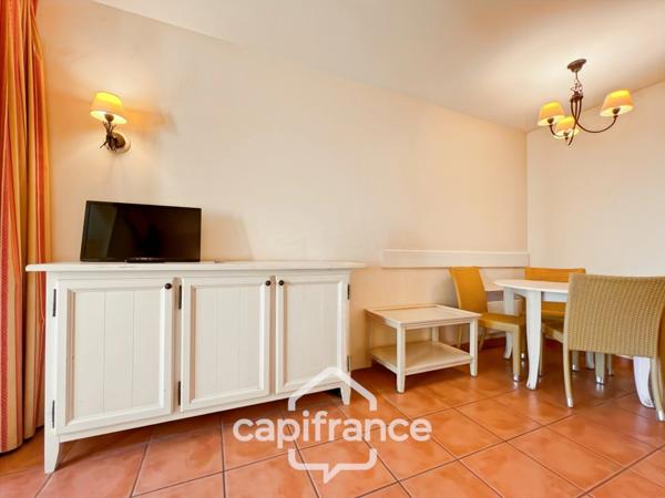 PONT ROYAL EN PROVENCE APPARTEMENT DE 27 M2 VUE LUBERON UNE CHAMBRE MEUBLE EQUIPE