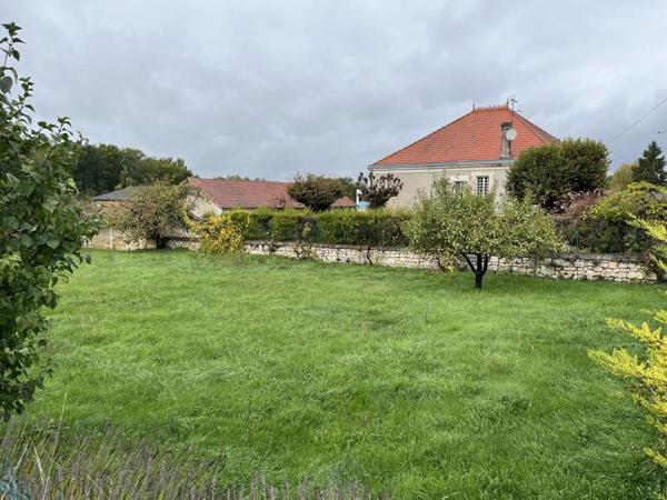 Terrain à vendre |  Voeuil-et-Giget |  1076 m²