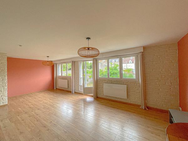 A vendre dpt Pas-De-Calais appartement rénové 72m2, deux chambres , cave (16m2) , garage , quartier dernier sou