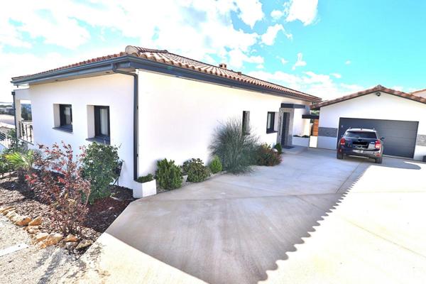 Villa contemporaine 5 pièce(s) 150 m2 sur un terrain de 980m² avec piscine