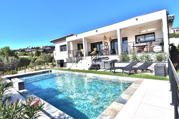 Villa contemporaine 5 pièce(s) 150 m2 sur un terrain de 980m² avec piscine