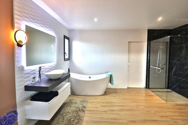 Villa contemporaine 5 pièce(s) 150 m2 sur un terrain de 980m² avec piscine