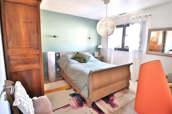 Villa contemporaine 5 pièce(s) 150 m2 sur un terrain de 980m² avec piscine