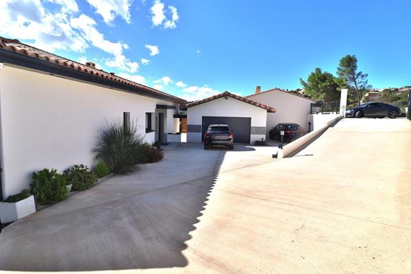 Villa contemporaine 5 pièce(s) 150 m2 sur un terrain de 980m² avec piscine