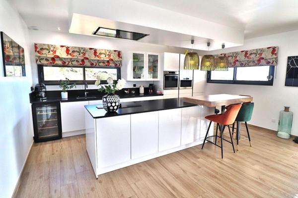 Villa contemporaine 5 pièce(s) 150 m2 sur un terrain de 980m² avec piscine