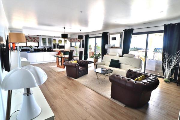 Villa contemporaine 5 pièce(s) 150 m2 sur un terrain de 980m² avec piscine