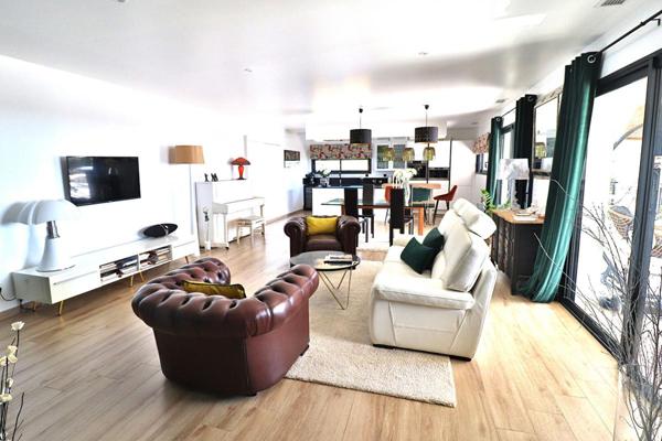 Villa contemporaine 5 pièce(s) 150 m2 sur un terrain de 980m² avec piscine