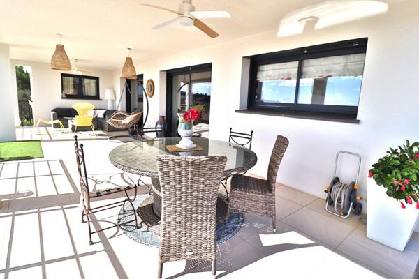 Villa contemporaine 5 pièce(s) 150 m2 sur un terrain de 980m² avec piscine