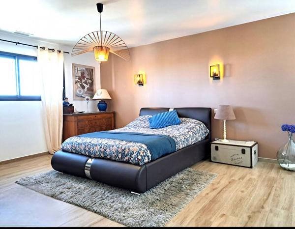 Villa contemporaine 5 pièce(s) 150 m2 sur un terrain de 980m² avec piscine