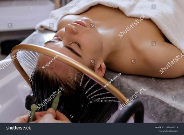 75020 PARIS : SALON DE COIFFURE / ESTHÉTIQUE  30 M²