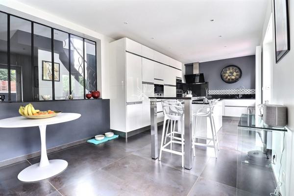 Maison spacieuse avec jardin, piscine et garage